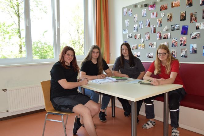 Vier Schülerinnen sitzen im Internatszimmer an einem Tisch und lernen